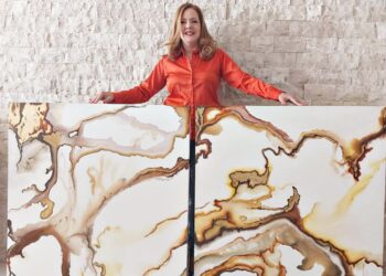 Nelma Granja, já reconhecida internacionalmente, apresenta sua vibrante coleção na World Art Dubai, celebrando a arte e promovendo a cultura brasileira. Imagem: Arquivo pessoal