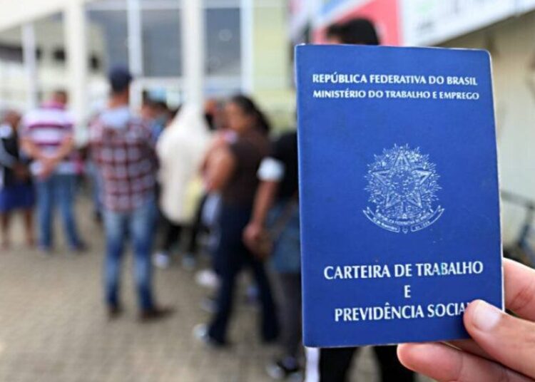 As atividades que apresentaram os melhores saldo de empregos formais em fevereiro, foram: - trabalhadores da produção de bens e serviços industriais. Imagem: Reprodução