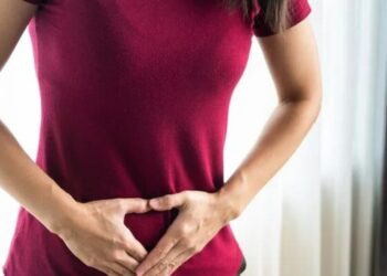 A cólica menstrual intensa é um dos principais sintomas da endometriose. Psodaz/Freepik