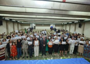Durante a solenidade, 57 estudantes, docentes e técnicos foram homenageados por sua atuação de destaque. Imagem: Reprodução