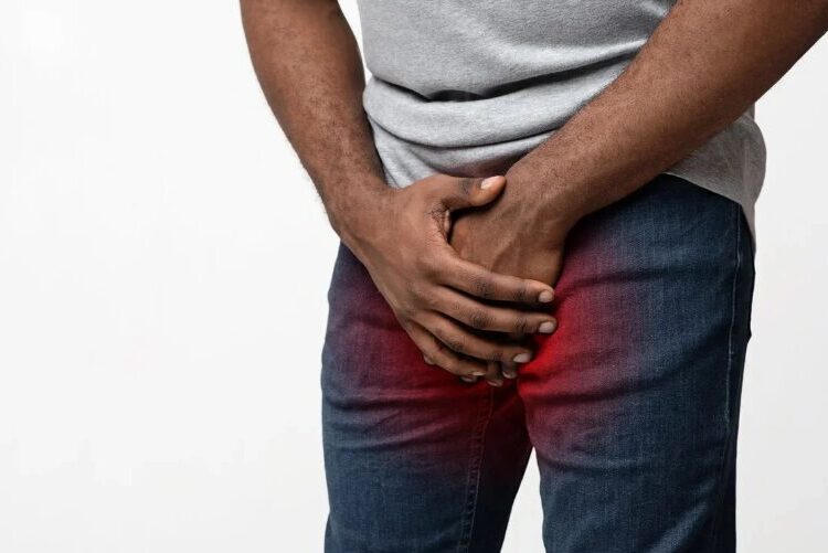 O trauma testicular, apesar de breve, provoca reações físicas intensas.  Imagem: Reprodução