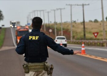 Além do trabalho de fiscalização, a PRF também promoverá ações educativas com motoristas e passageiros. Imagem: Divulgação/PRF