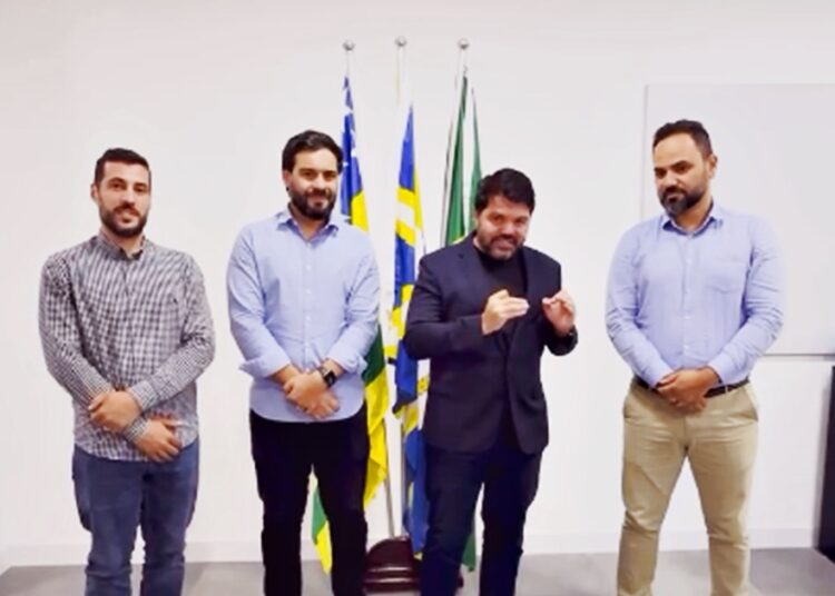 Com equipe, Márcio Corrêa alinha projeto de casas. Imagem: Reprodução
