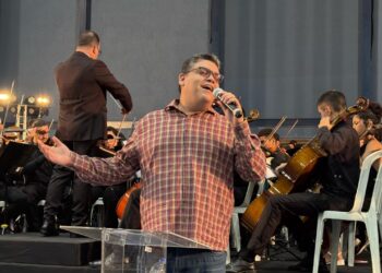 O evento reuniu alunos, ex-alunos, educadores, familiares e toda a comunidade em uma noite de emoção e gratidão. Imagem: Divulgação