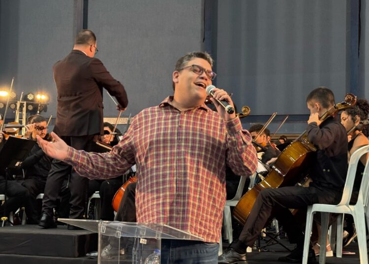 O evento reuniu alunos, ex-alunos, educadores, familiares e toda a comunidade em uma noite de emoção e gratidão. Imagem: Divulgação