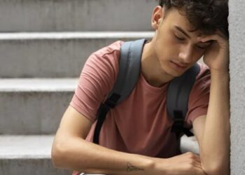 Muitas escolas não oferecem canais claros e seguros para denúncias de bullying. Imagem: Freepik