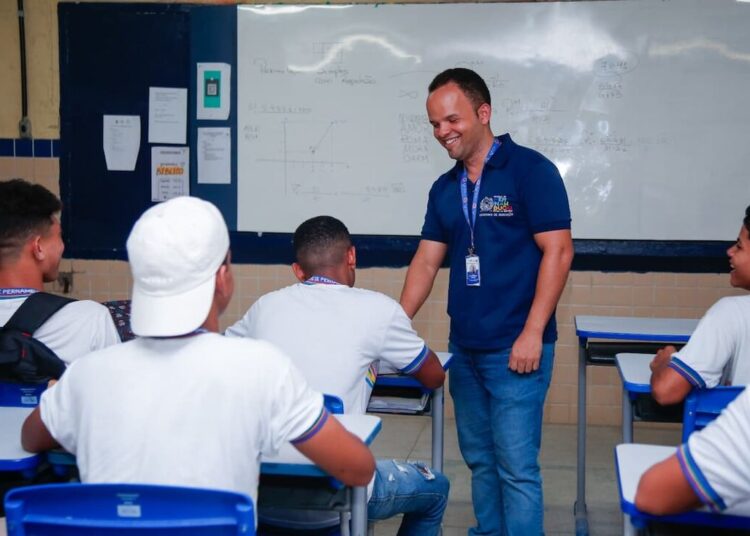 Professoer em sala de aula. Imagem: Filipe Jordão/SEE