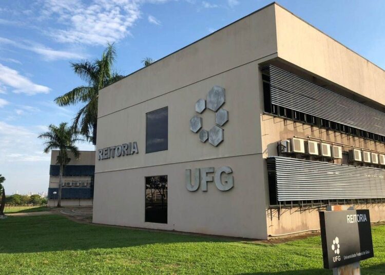 s salários variam entre R$ 2.437,59 e R$ 10.481,64, conforme a titulação do professor. Imagem: Reprodução