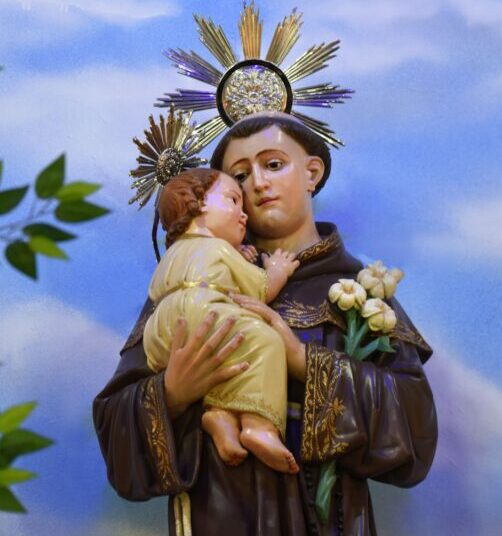 Santo Antônio é conhecido popularmente como o santo casamenteiro. Ele é tradicionalmente invocado para ajudar a encontrar um amor ou para interceder em questões relacionadas ao casamento e relacionamentos. Imagem: Reprodução