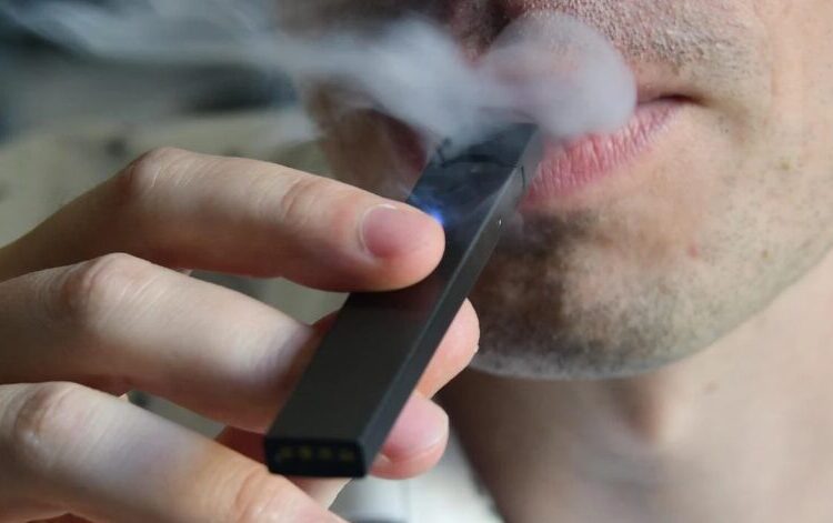 Mesmo ilegal, vape, ou cigarro eletrônico, é encontrado com facilidade em lojas online e físicas
Foto: EVA HAMBACH / AFP