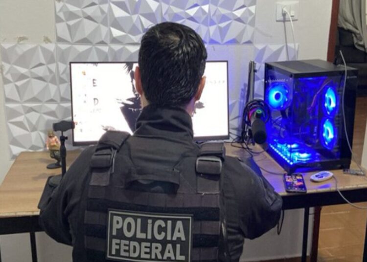 Celulares e computadores foram apreendidos durante a operação (Foto: Divulgação PF)