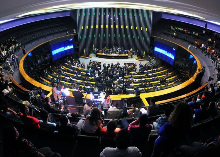 Proposta atualiza a distribuição de deputados federais conforme a população dos estados. Imagem: Reprodução
