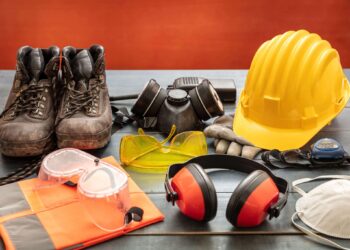 Equipamentos de Proteção Individual (EPIs) é fundamental para garantir a segurança no ambiente de trabalho, principalmente em setores como indústria, construção civil, agropecuária e saúde. Imagem: Reprodução