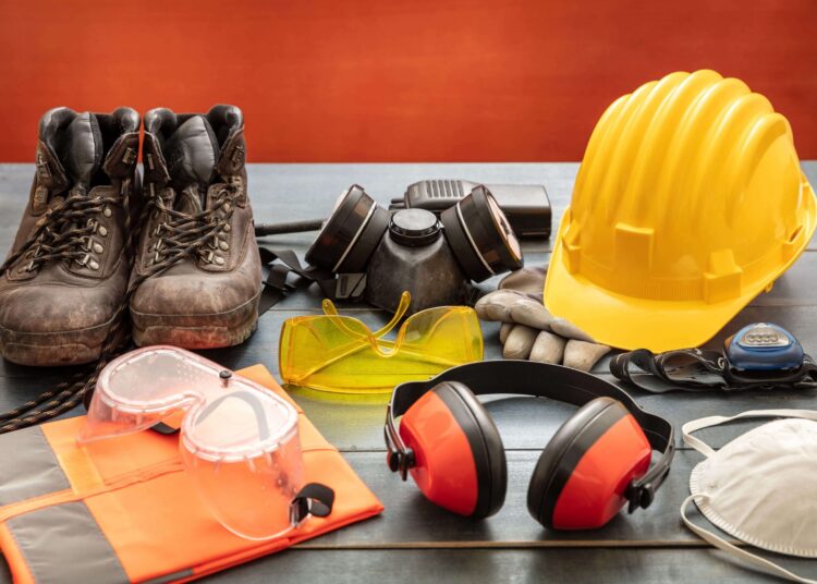 Equipamentos de Proteção Individual (EPIs) é fundamental para garantir a segurança no ambiente de trabalho, principalmente em setores como indústria, construção civil, agropecuária e saúde. Imagem: Reprodução