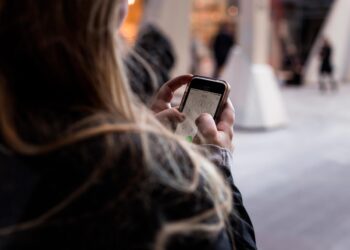 A pesquisa também aponta que pais de crianças até 12 anos costumam controlar com mais rigor o tempo online, utilizando até ferramentas de monitoramento. Imagem: Reprodução