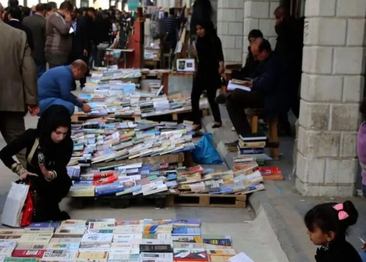 No coração de Bagdá livros ficam do lado de fora das lojas. Imagem: Reprodução