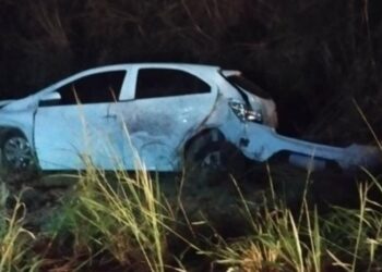 Carro foi abandonado pelo motorista no local do acidente. (Foto: Reprodução)