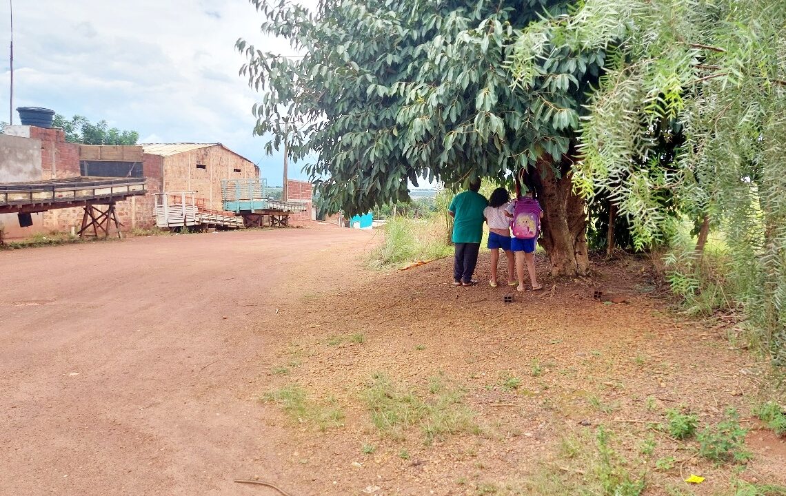 Pesquisa revela que os moradores dependem da cidade vizinha para serviços essenciais, devido à falta de infraestrutura do município responsável. Imagem: Reprodução