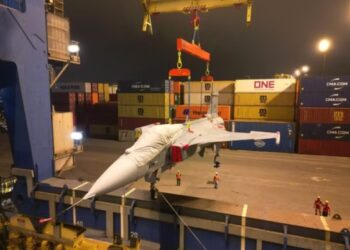 Novo caça F-39 Gripen da Força Aérea chega ao Brasil; VÍDEO — Foto: Portonave/Divulgação
