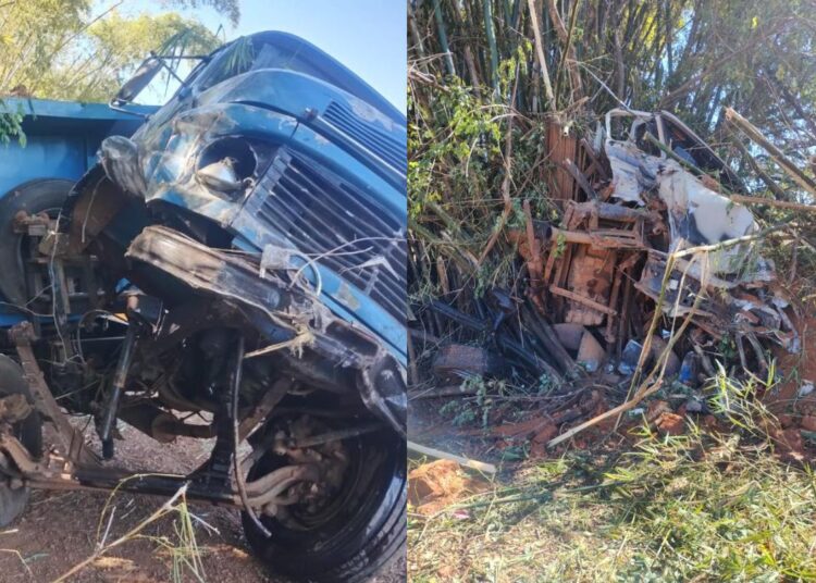 Veículo ficou destruído após colidir com caminhão. (Foto: Reprodução)