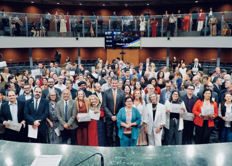 Representando a UniEVANGÉLICA, foram homenageados os professores pesquisadores:
Cyntia Estrela (Odontologia); Antonio Nakao (Ciências Farmacêuticas); Giovana Tavares (Ciências Ambientais); Viviane Soares (Movimento Humano e Reabilita-
ção); Rodrigo Franco (Movimento Humano e Reabilitação); Vivian Braz (Ciências Ambientais). Foto:  Divulgação