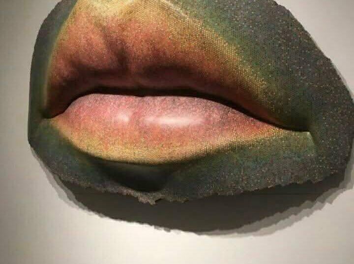 O artista Mark Aeling usou mais de 10 mil lápis de cor para criar uma escultura de lábios em grande escala. Imagem: Divulgação/@mgasculpturestudio