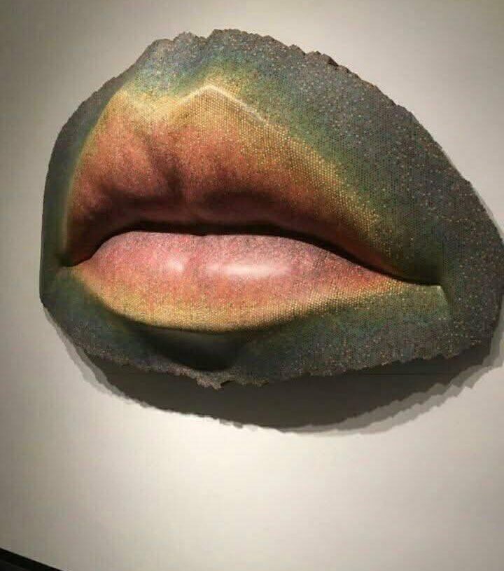 O artista Mark Aeling usou mais de 10 mil lápis de cor para criar uma escultura de lábios em grande escala. Imagem: Divulgação/@mgasculpturestudio