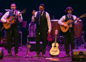 Formado pelos músicos Jorge Willian, Lucas Roberto e Rafael Eloy, o grupo Son Latino é conhecido por mesclar ritmos da América Latina com a música brasileira. Imagem: Divulgação