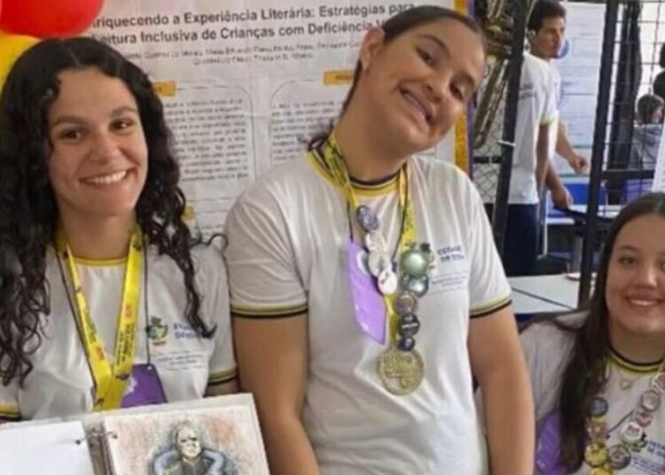 Três alunas do Cepi, em Anápolis, se destacaram em desafio de educação e tecnologia por originalidade, impacto social e inclusão. Imagem: Divulgação/Seduc