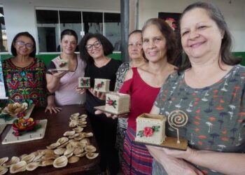 A artesã Maria Batista em sua oficina, onde transforma insumos do Cerrado em arte sustentável. Imagem: Divulgação