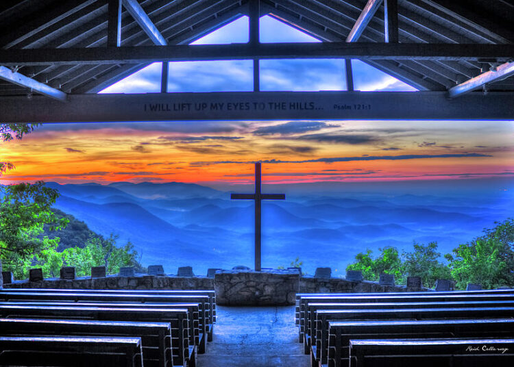Pretty Place Chapel Sunrise 777 Great Smoky Mountains Landscape Art é uma fotografia de Reid Callaway. Imagem: Reprodução