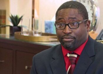 Sauntore Thomas, ex-membro da Força Aérea dos EUA, venceu uma batalha judicial contra o racismo no trabalho — mas acabou enfrentando outra, no banco. Imagem: Reprodução