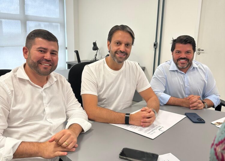 Na foto: Amilton Filho (deputado estadual), Alexandre Baldy (presidente da Agehab) e Márcio Corrêa (prefeito de Anápolis) durante a formalização do programa Crédito Parceria. Foto: Thales Moura