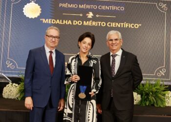 A ciência, a pesquisa e a inovação foram celebradas em grande estilo durante a solenidade do 5º Prêmio do Mérito Científico da Associação Educativa Evangélica (AEE), realizada no dia 19 de agosto, no Salão Nobre Richard Edward Senn, na Universidade Evangélica de Goiás (UniEVANGÉLICA). Em um dos momentos, duas importantes homenagens: ao prefeito de Goiânia, Sandro Mabel, e a Iris Rezende (in memorian), representado por Ana Paula Rezende. Eles receberam a Medalha do Mérito Científico – Prêmio Especial.