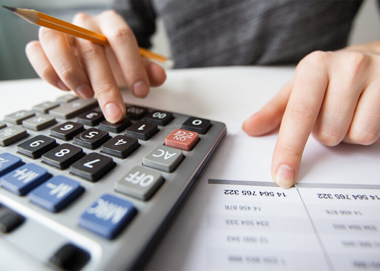 O alto número de endividados atrapalha o nível de consumo de diferentes atividades – Foto: Freepik