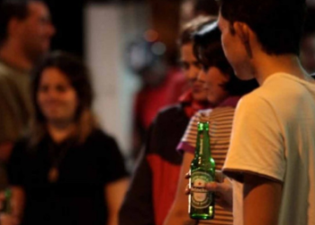 O endurecimento vale para quem vender, fornecer ou entregar bebidas alcoólicas e outras substâncias que causam dependência. Imagem: Reprodução