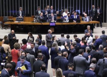 O plenário da Câmara dos Deputados aprovou, na noite desta quarta-feira (17), a urgência do projeto que anistia os condenados por atos antidemocráticos. Imagem: Reprodução