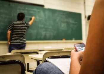 A proibição do uso de celulares em sala de aula, sancionada em janeiro de 2025, estabelece novas regras para garantir mais foco e disciplina no ambiente escolar. Foto: Reprodução