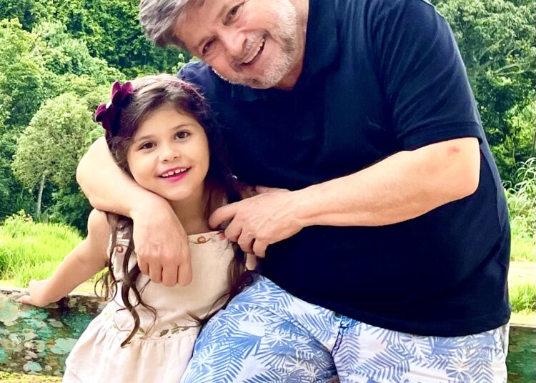 Antônia de Carvalho ao lado de seu avô, Vander Lúcio Barbosa.