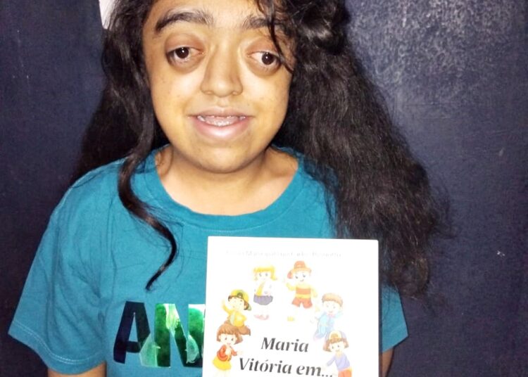 Maria Vitória conta com o carinho da família e, com as suas limitações, desliza no skate e faz passos de balé. Imagem: Divulgação