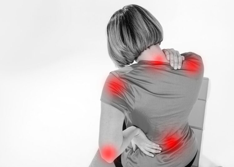 A fibromialgia é uma doença crônica que provoca dores generalizadas, fadiga, distúrbios do sono, depressão e outras alterações físicas e emocionais. Imagem: Reprodução/Internet