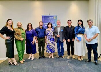 Onaide Santillo, ao centro, com líderes do Rotary Club Internacional em Anápolis. Imagem: Redação