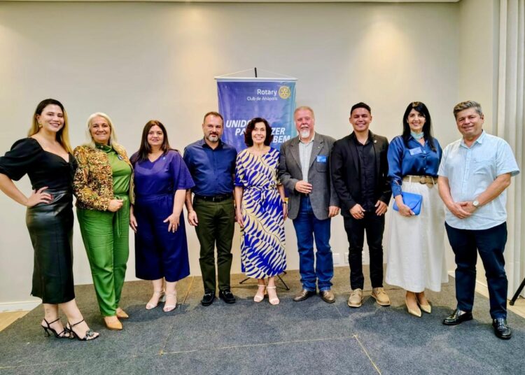 Onaide Santillo, ao centro, com líderes do Rotary Club Internacional em Anápolis. Imagem: Redação