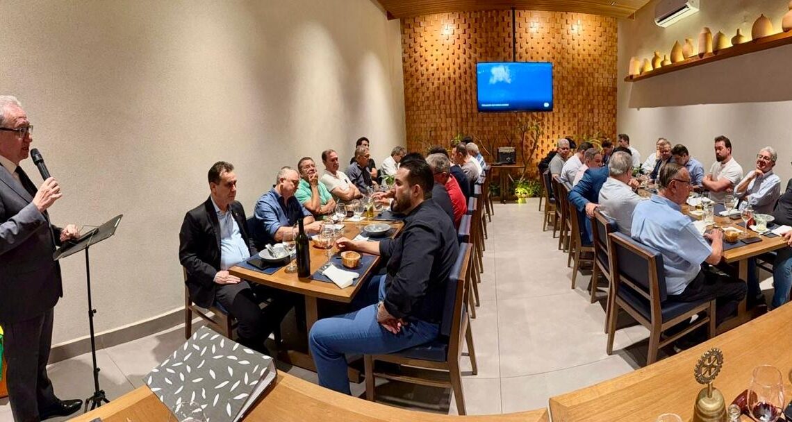 Concorrida reunião promovida pelo Rotary Club Oeste de Anápolis teve apresentação especial sobre a AEE e a UniEVANGÉLICA. Imagem: José Aurélio Mendes