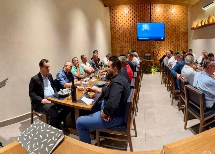 Concorrida reunião promovida pelo Rotary Club Oeste de Anápolis teve apresentação especial sobre a AEE e a UniEVANGÉLICA. Imagem: José Aurélio Mendes