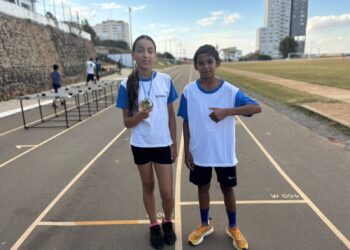 Na foto, à esquerda, Kemilly Isadora, e à direita, Matheus dos Reis, jovens atletas de Anápolis que conquistaram medalhas nos Jogos Estudantis de Goiás 2025. Imagem: Divulgação