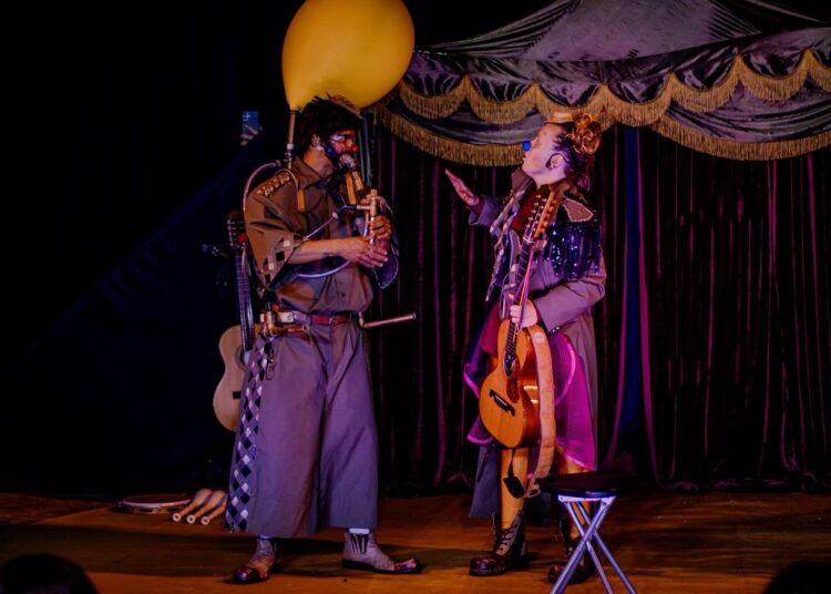 A atração especial da tarde será o espetáculo “Inventando Moda”, apresentado pela @ciabocadolixo. Imagem: Reprodução/Instagram