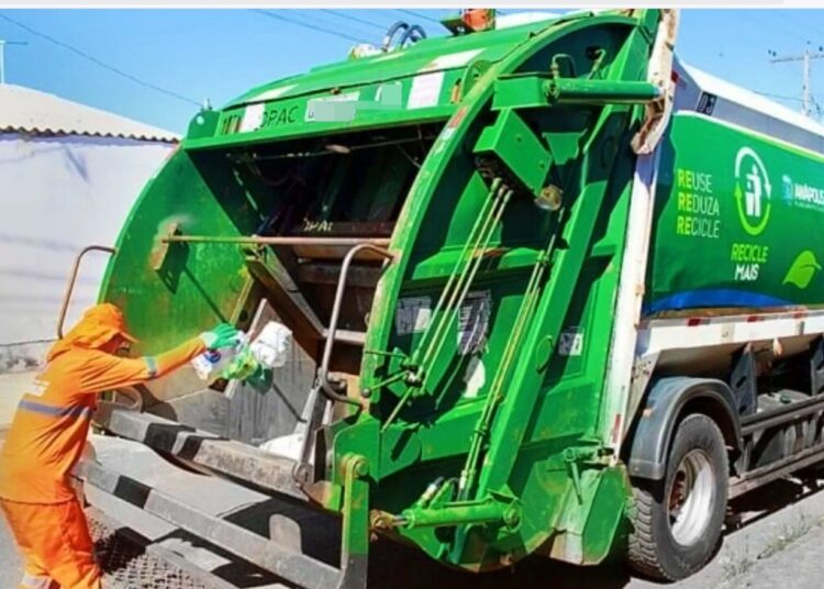 Caminhão da coleta de lixo em Anápolis- Imagem da internet