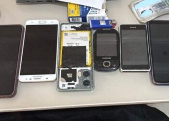 Celulares apreendidos durante operação (Foto: Divulgação/MPGO)