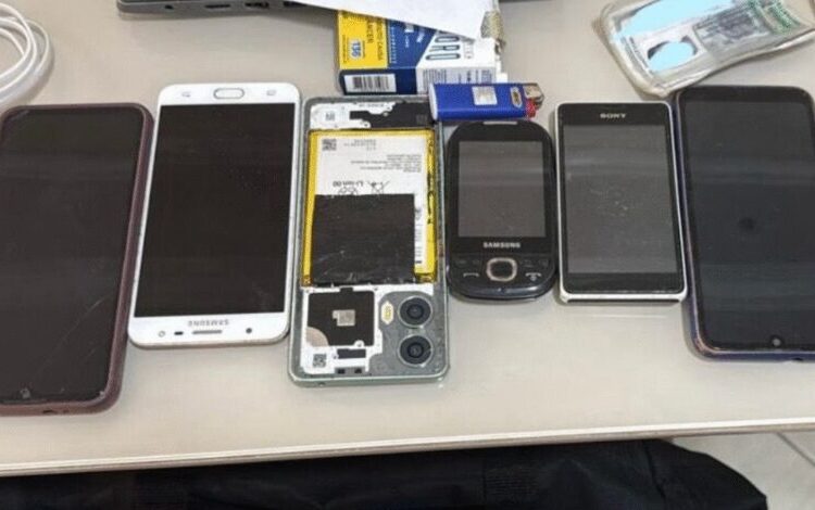 Celulares apreendidos durante operação (Foto: Divulgação/MPGO)